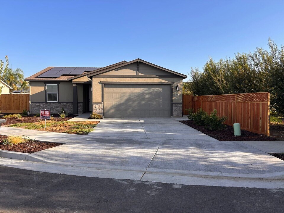 3926 W Delaware Ave in Visalia, CA - Building Photo