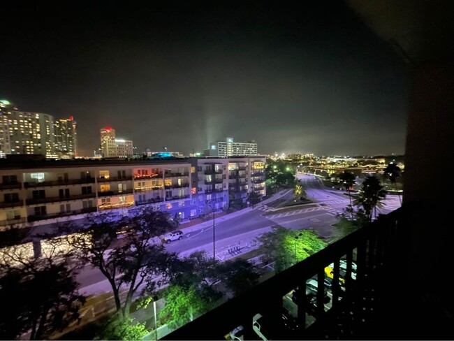 201 W Laurel St, Unit 807 in Tampa, FL - Foto de edificio - Building Photo