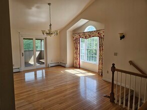 585 High St, Unit 1 in Candia, NH - Foto de edificio - Building Photo