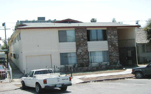 1040 Cedar Ave in Long Beach, CA - Foto de edificio - Building Photo