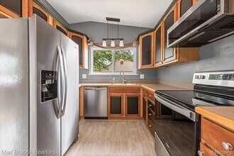 44018 Bannockburn Dr in Canton Township, MI - Building Photo - Building Photo