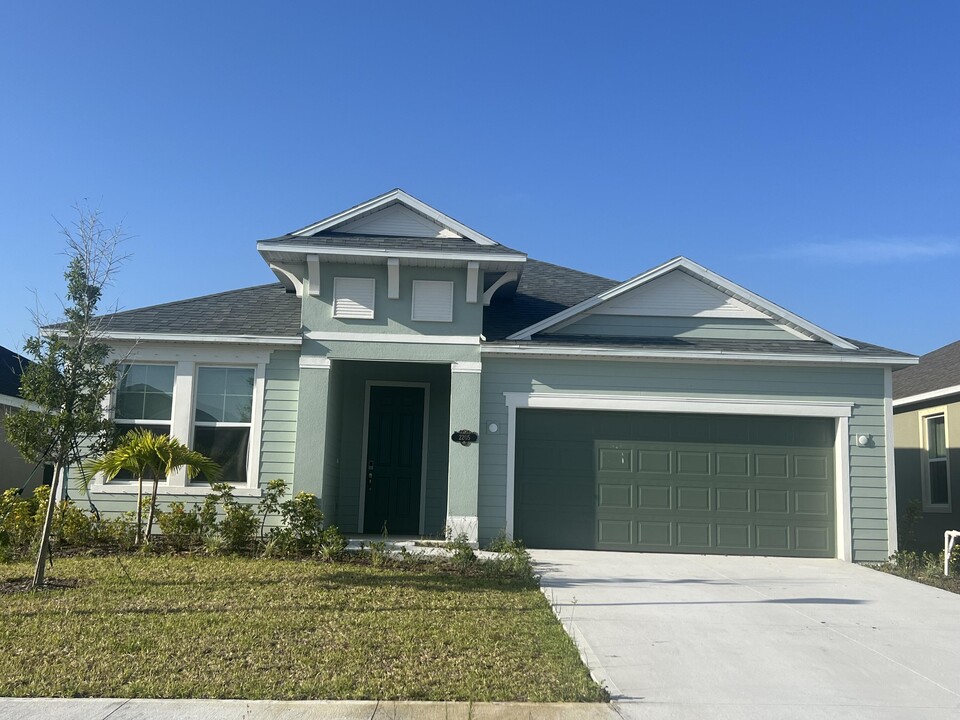 2205 Kylar Dr NW in Palm Bay, FL - Building Photo