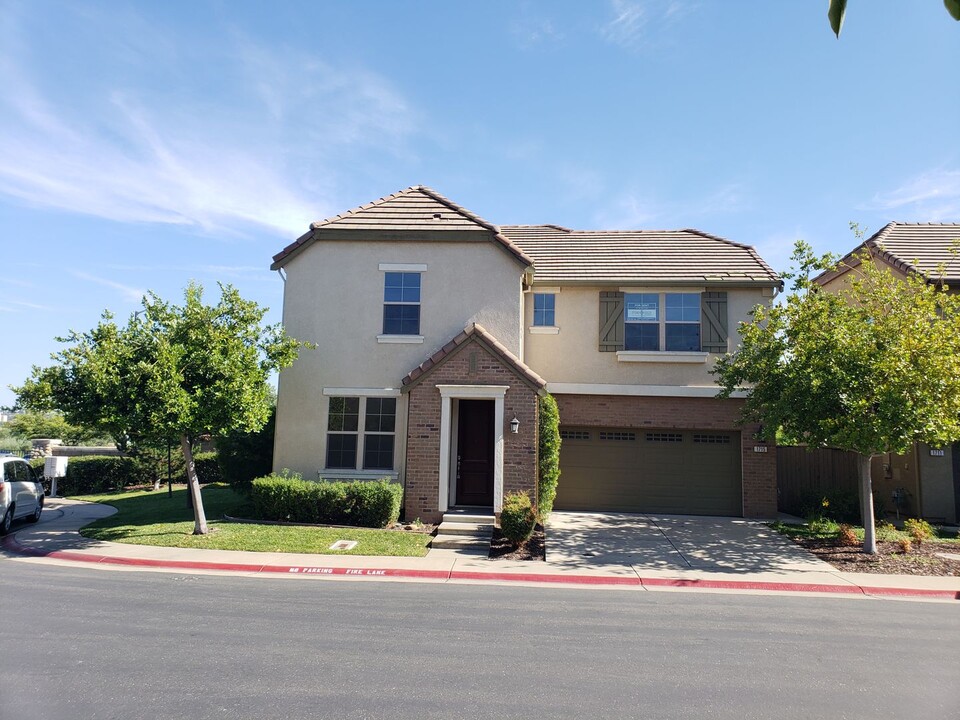 1715 Ballou Ct in Folsom, CA - Foto de edificio