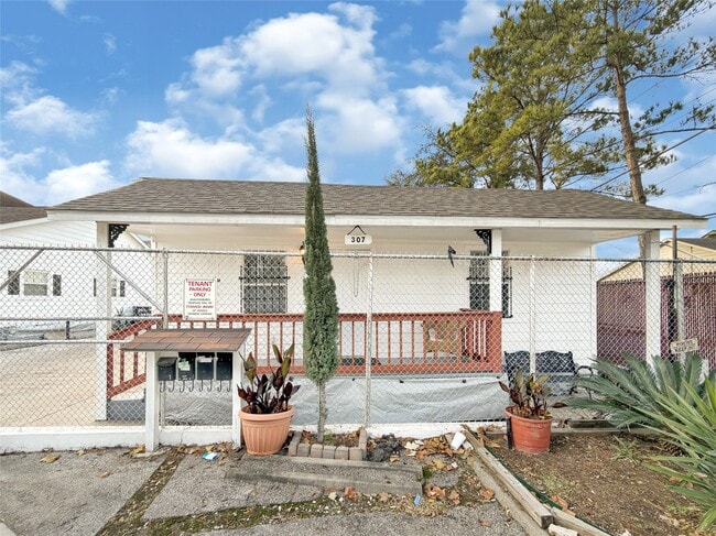 property at 307 N Live Oak St