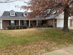 1909 SW Pine Ave in Bentonville, AR - Foto de edificio - Building Photo