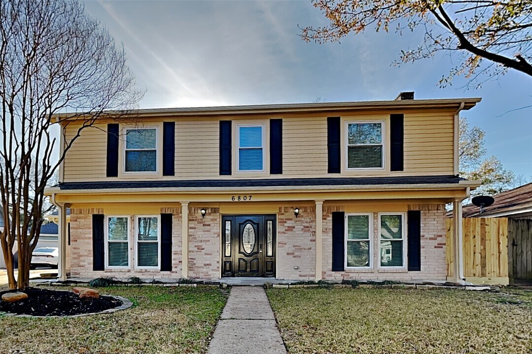 6807 River Ml Dr in Spring, TX - Building Photo
