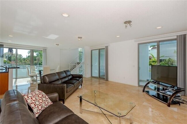 561 NE 15th Ave in Fort Lauderdale, FL - Building Photo - Building Photo