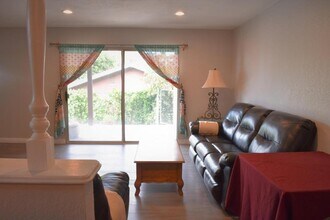 17330 Curtis Ave in Lake Elsinore, CA - Foto de edificio - Building Photo