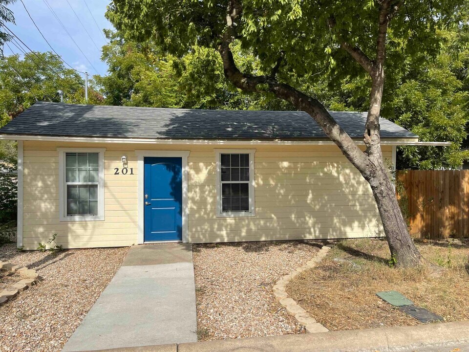 201 S Rhomberg St in Burnet, TX - Building Photo