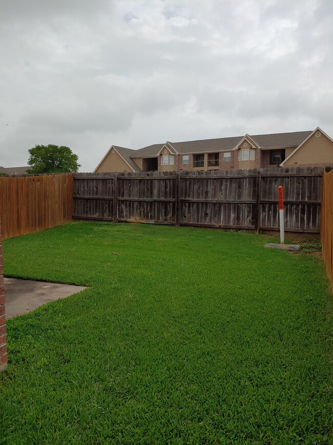 Bright Circle Town Homes in College Station, TX - Building Photo - Building Photo