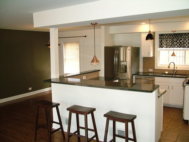 5965 W Touhy Ave in Chicago, IL - Building Photo - Building Photo