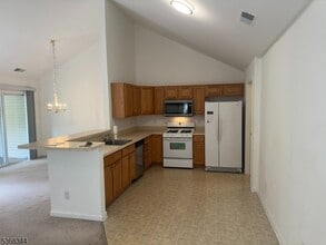 24 Bourne Cir in Hamburg, NJ - Foto de edificio - Building Photo
