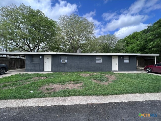 1013 Hackberry St