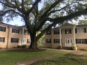 Les Chenes in Baton Rouge, LA - Foto de edificio - Building Photo