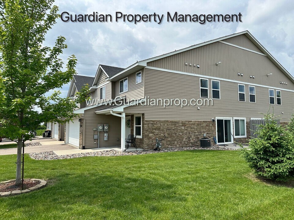 7974 210th St W in Lakeville, MN - Building Photo