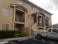 17415 NW 75th Pl in Hialeah, FL - Foto de edificio - Building Photo