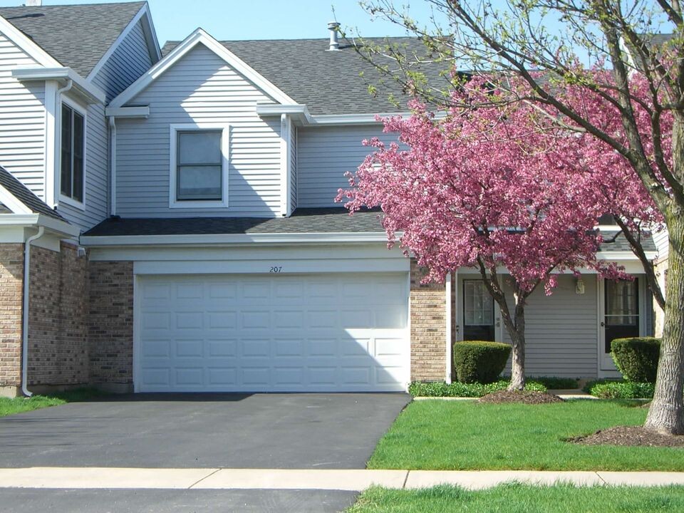 207 E Theodore Ln in Itasca, IL - Foto de edificio