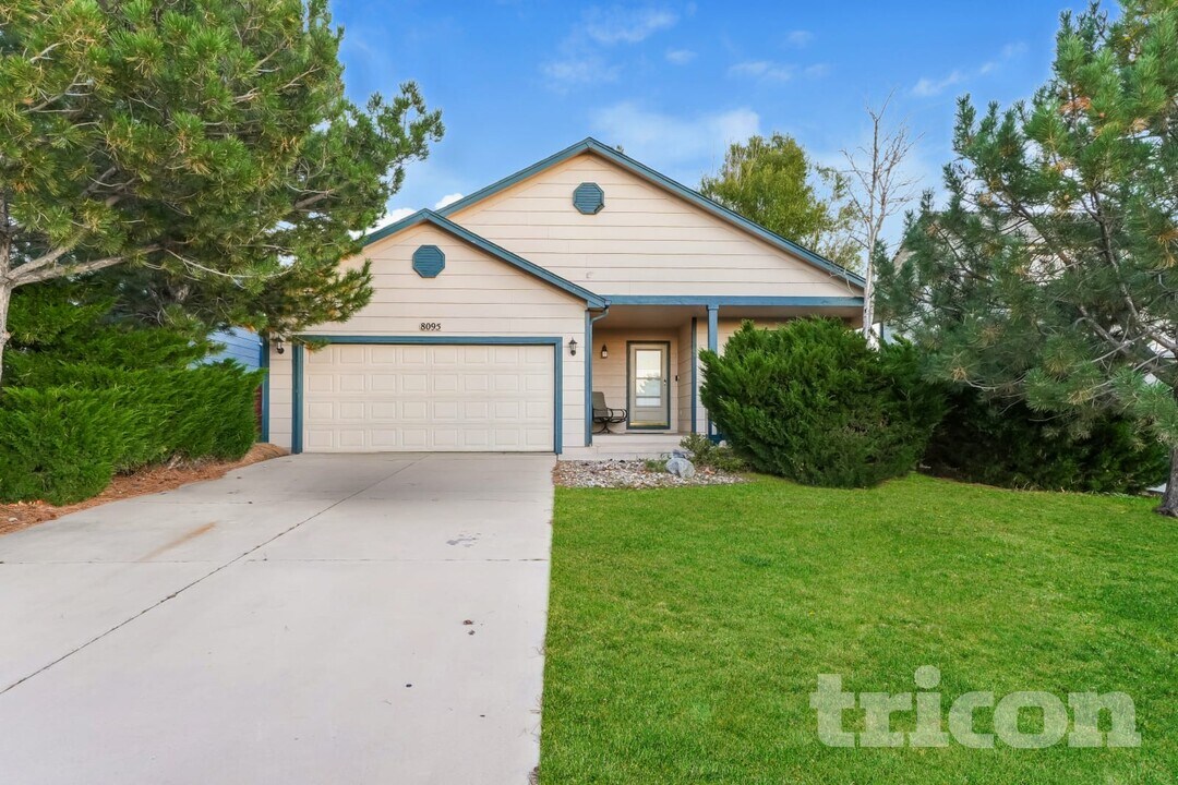 8095 Oliver Rd in Peyton, CO - Building Photo