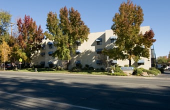 Hillcrest Court Apartments in Yuba City, CA - Building Photo - Building Photo