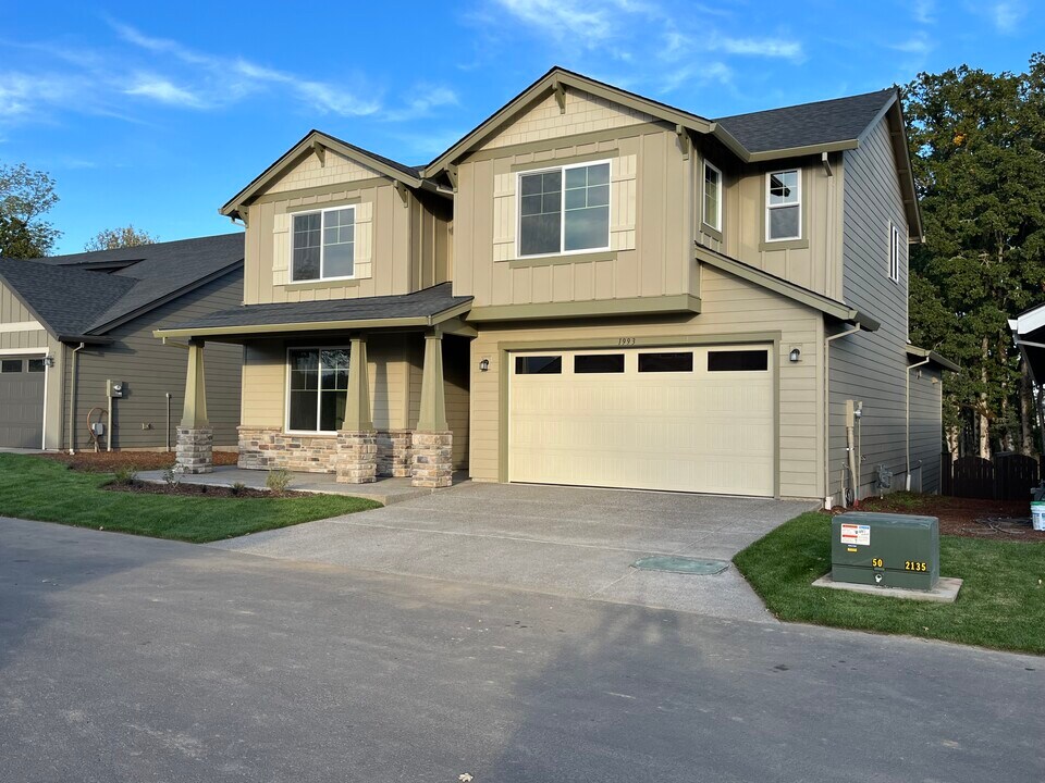 1993 NW Mercia St in McMinnville, OR - Building Photo