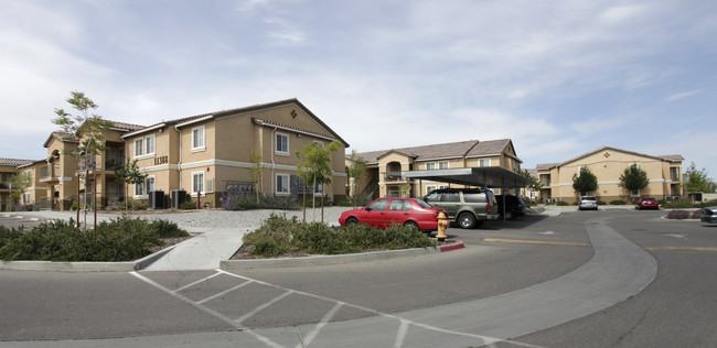 Oasis Village in Adelanto, CA - Building Photo - Building Photo