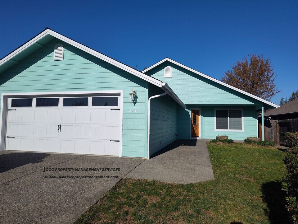 2634 SW Esther Ln in Grants Pass, OR - Building Photo