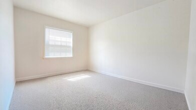 9203 W Wisconsin Ave, Unit 2 in Milwaukee, WI - Building Photo - Building Photo