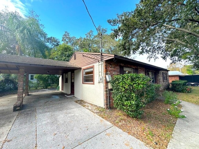 1502 W Country Club Dr in Tampa, FL - Building Photo - Building Photo