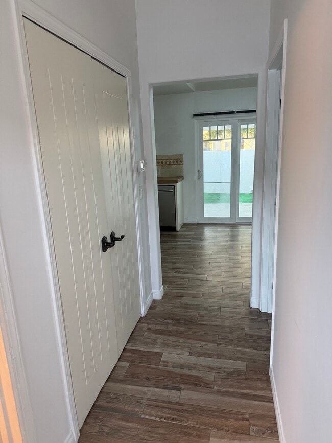 404 Indianapolis Ave, Unit 404 in Huntington Beach, CA - Building Photo - Building Photo