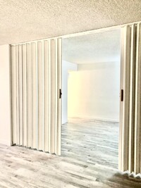 205 E Harmon Ave, Unit 114 in Las Vegas, NV - Building Photo - Building Photo