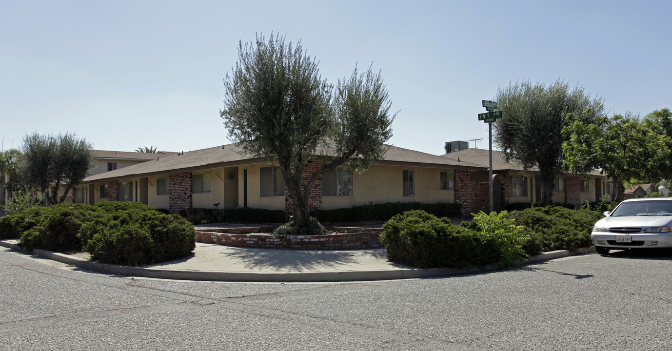 17047 Ivy Ave in Fontana, CA - Foto de edificio