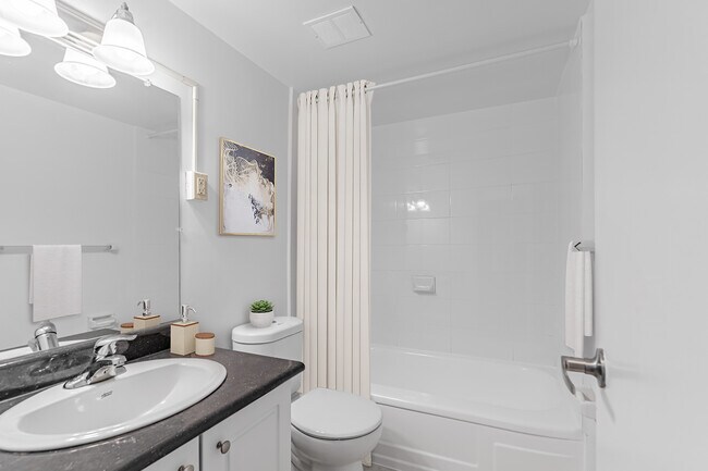 569 Sheppard Avenue West in Toronto, ON - Building Photo - Building Photo