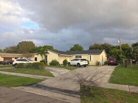 1474 N Mangonia Cir in West Palm Beach, FL - Building Photo