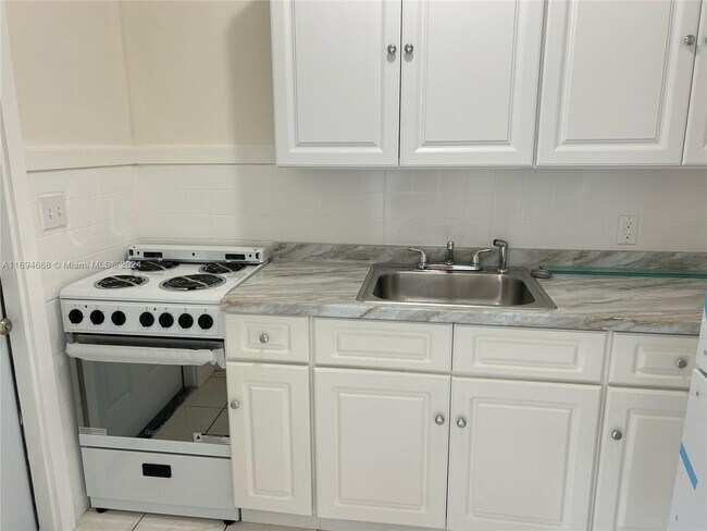 8201 Abbott Ave-Unit -1 in Miami Beach, FL - Building Photo - Building Photo