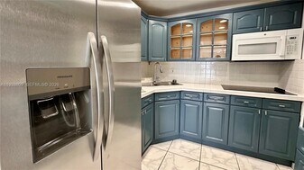 7825 NE Bayshore Ct in Miami, FL - Building Photo