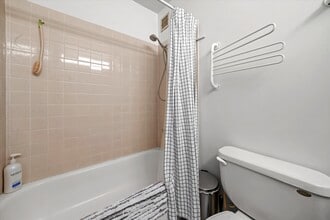 2740 N Pine Grove Ave, Unit #  018F in Chicago, IL - Foto de edificio - Building Photo