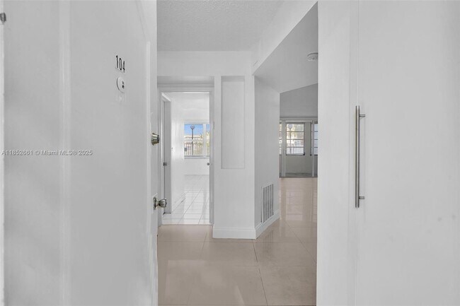 1398 NE 191st St in Miami, FL - Building Photo - Building Photo