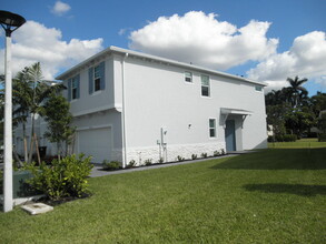 4378 Hammock Grove Dr in Lake Worth, FL - Building Photo - Building Photo