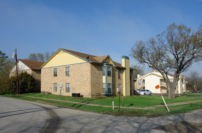 205 W Trinity St in Forney, TX - Foto de edificio - Building Photo