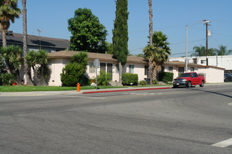 317-323 S Lake St in Burbank, CA - Building Photo - Building Photo