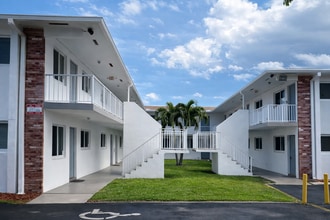 2220 Madison St Hollywood, FL 33020 in Hollywood, FL - Building Photo - Building Photo