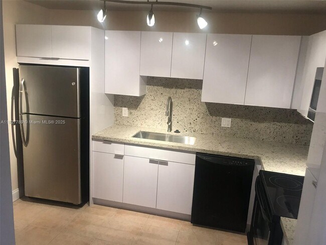 16561 Blatt Blvd in Weston, FL - Building Photo - Building Photo