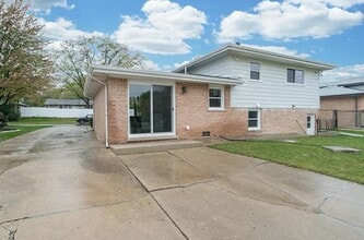 14743 Long Ave, Unit 1 in Oak Forest, IL - Foto de edificio - Building Photo