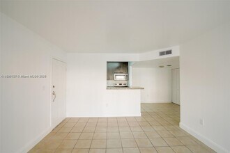 7130 NW 179th St in Hialeah, FL - Building Photo - Building Photo