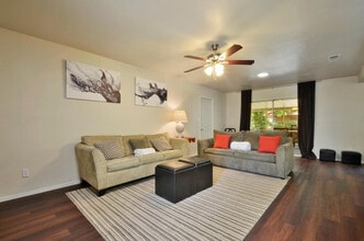 8432 Bangor Bnd in Austin, TX - Foto de edificio - Building Photo