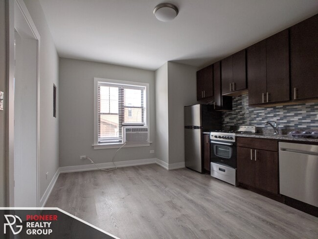 423 W Belden Ave, Unit 1 in Chicago, IL - Foto de edificio - Building Photo