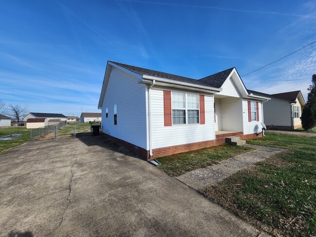 304 Pioneer Dr in Oak Grove, KY - Building Photo - Building Photo
