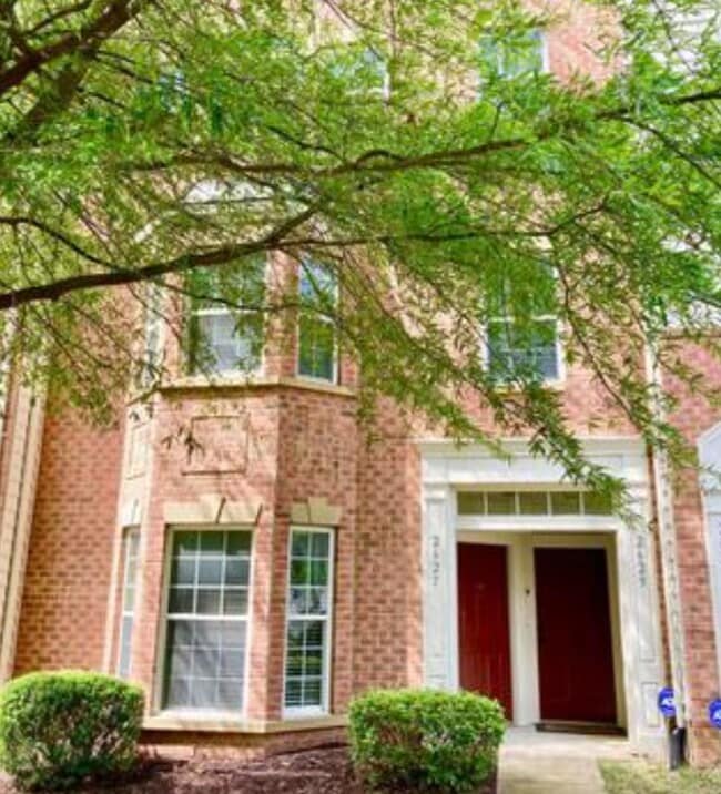 property at 2627 Eastbourne Dr