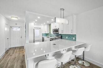 698 NE Spanish River Blvd in Boca Raton, FL - Building Photo - Building Photo