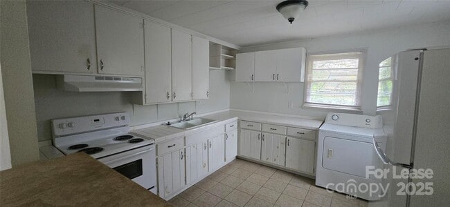 508 Arlington Cir NW in Lenoir, NC - Building Photo - Building Photo